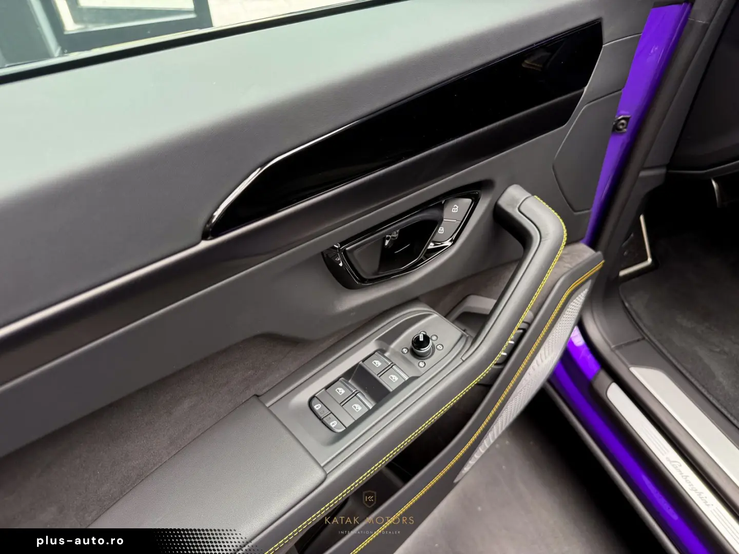 LAMBORGHINI URUS SE HYBRID4.0 V8 PANO HEAD-UP AKRAPOVIC