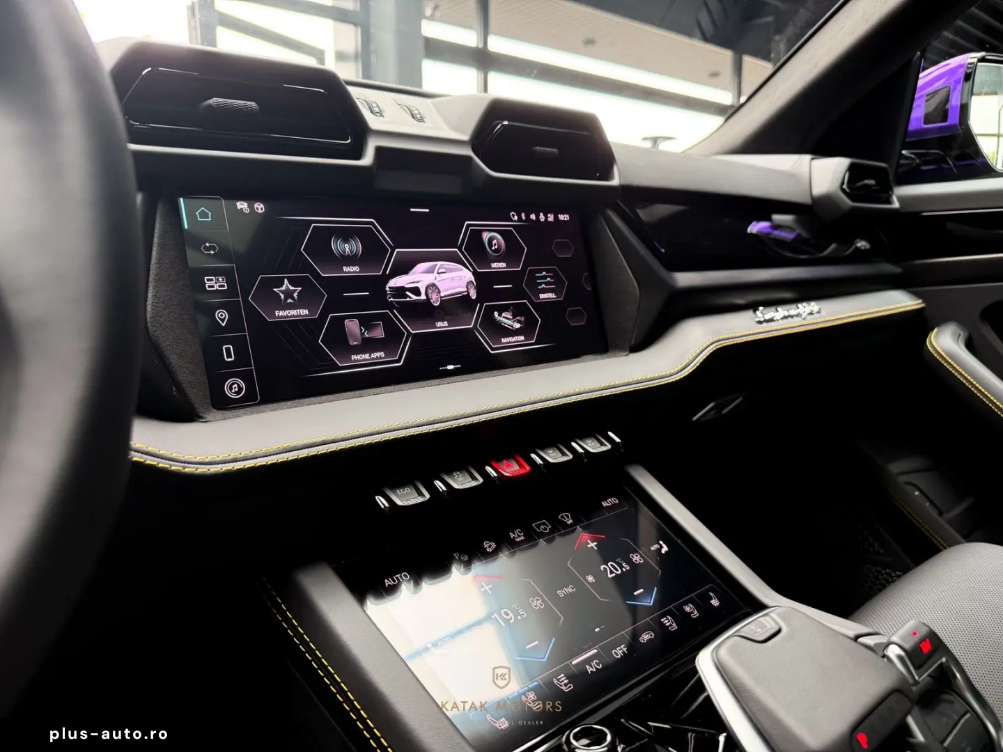 LAMBORGHINI URUS SE HYBRID4.0 V8 PANO HEAD-UP AKRAPOVIC
