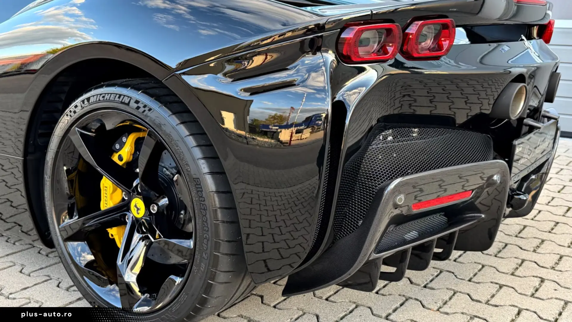 Ferrari SF90 Spider   999 CP • CARBON RACING SEATS