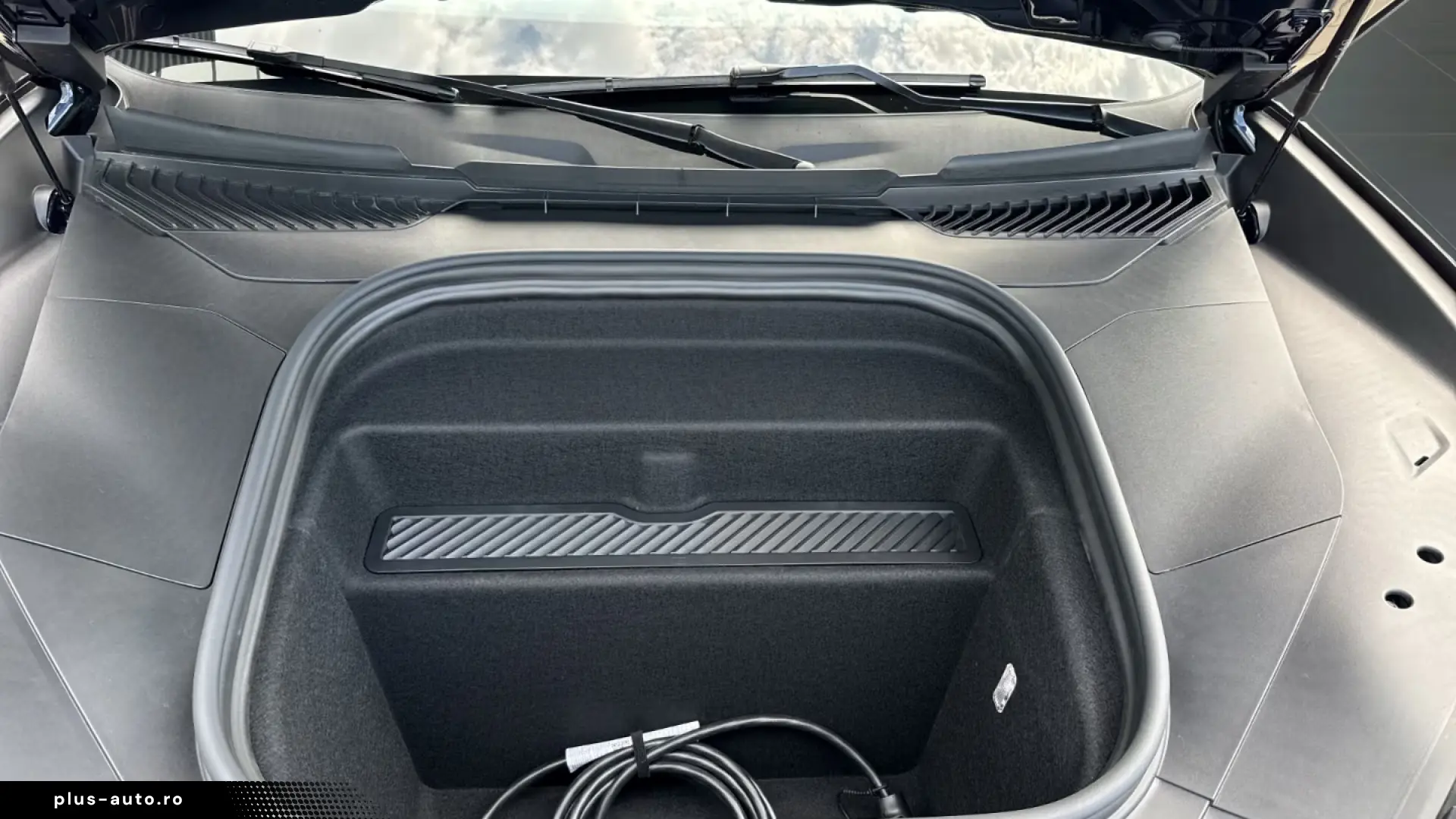 Porsche Cayenne Electric HeadUp Surround-View