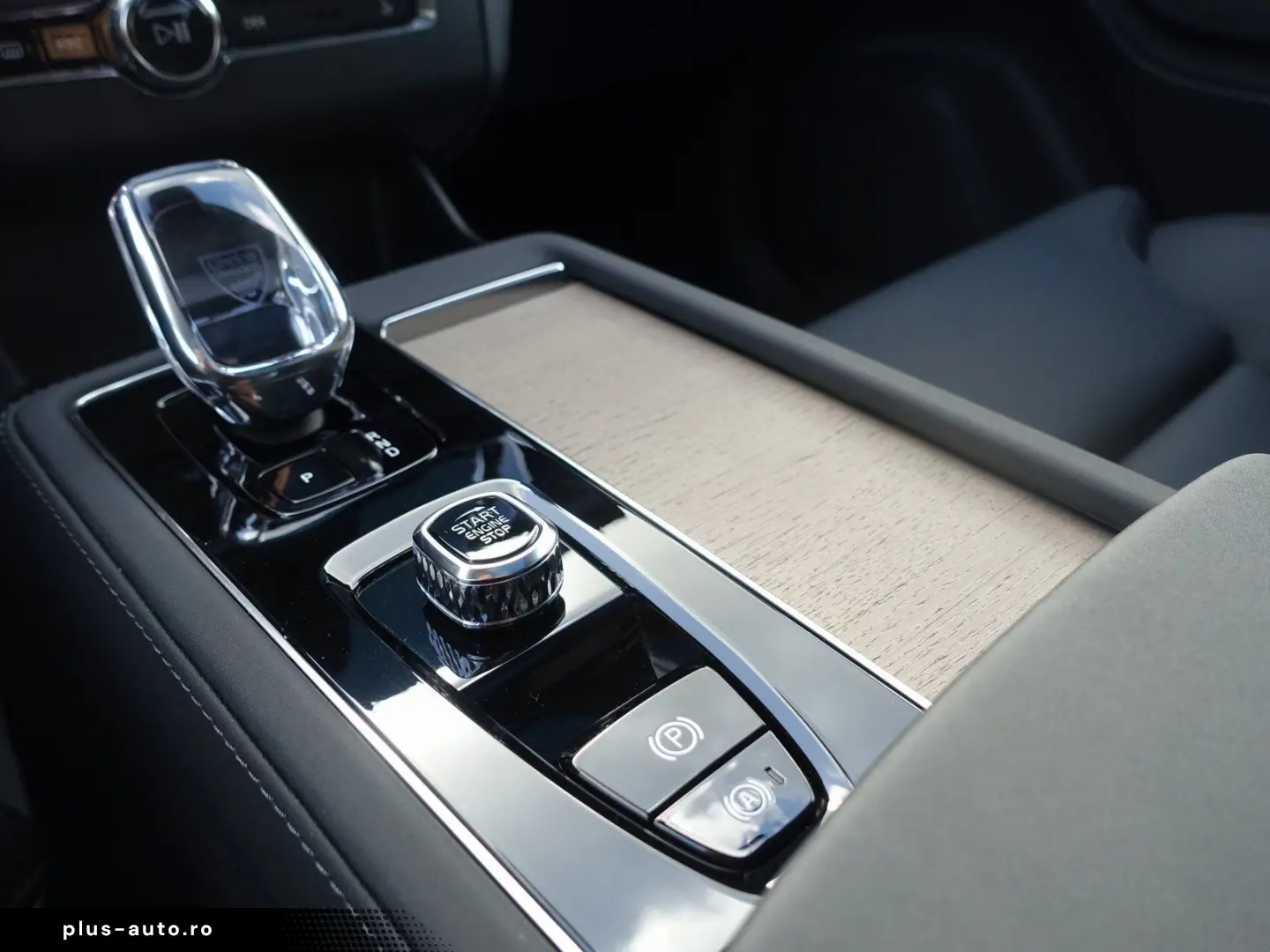 VOLVO XC90 Plus Dark T8 AWD Plug-in HUD Pano H&K 360