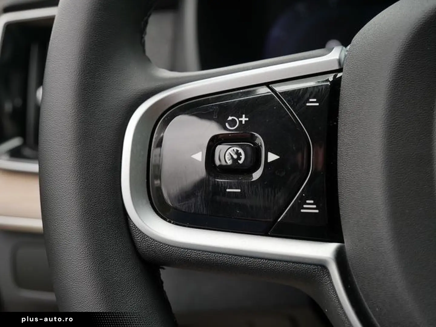 VOLVO XC90 T8 Plus Dark Recharge Plug-In Hybrid AWD