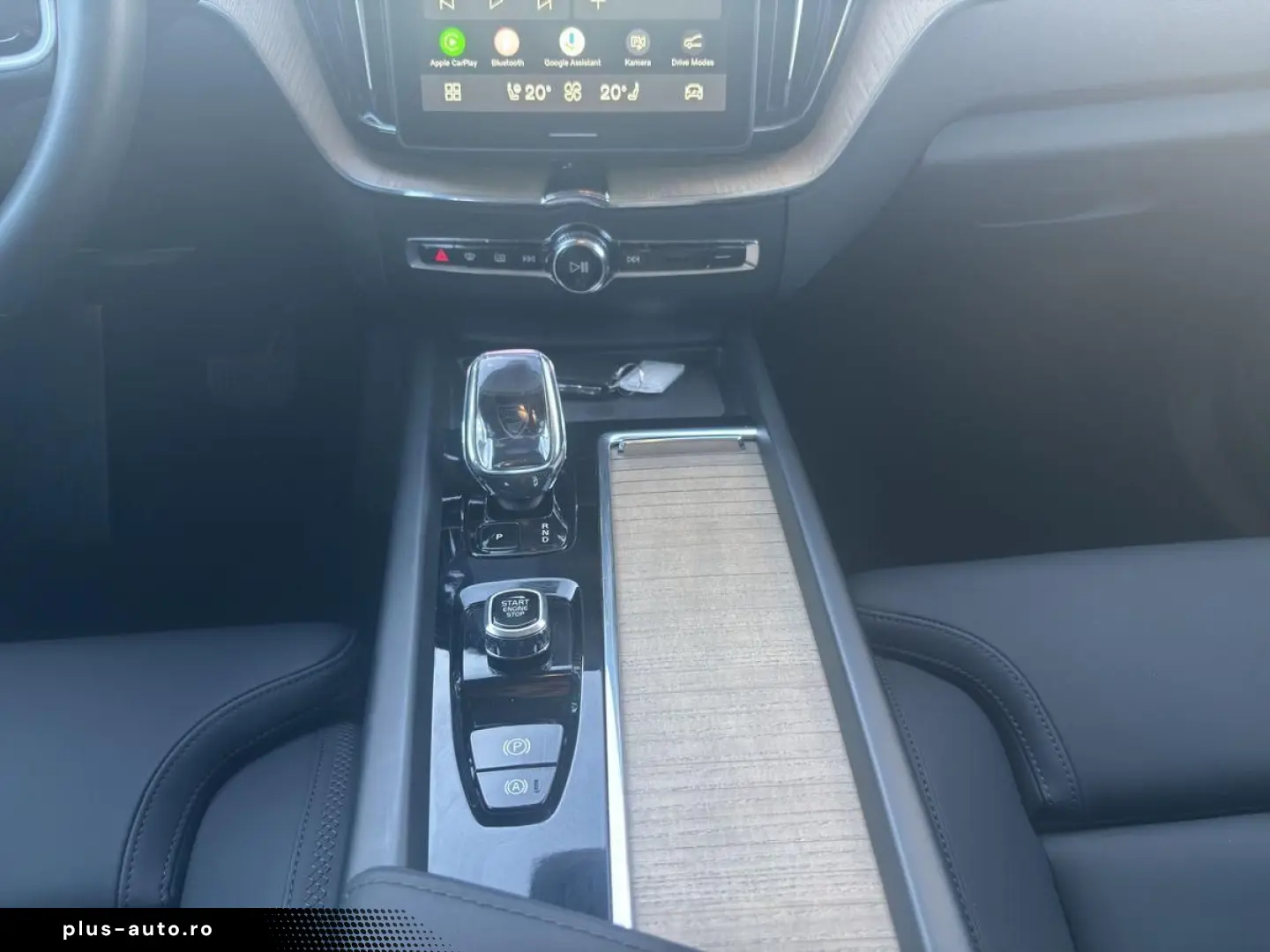 VOLVO XC60 B5 Plus Dark 360  H K PANO LED 19
