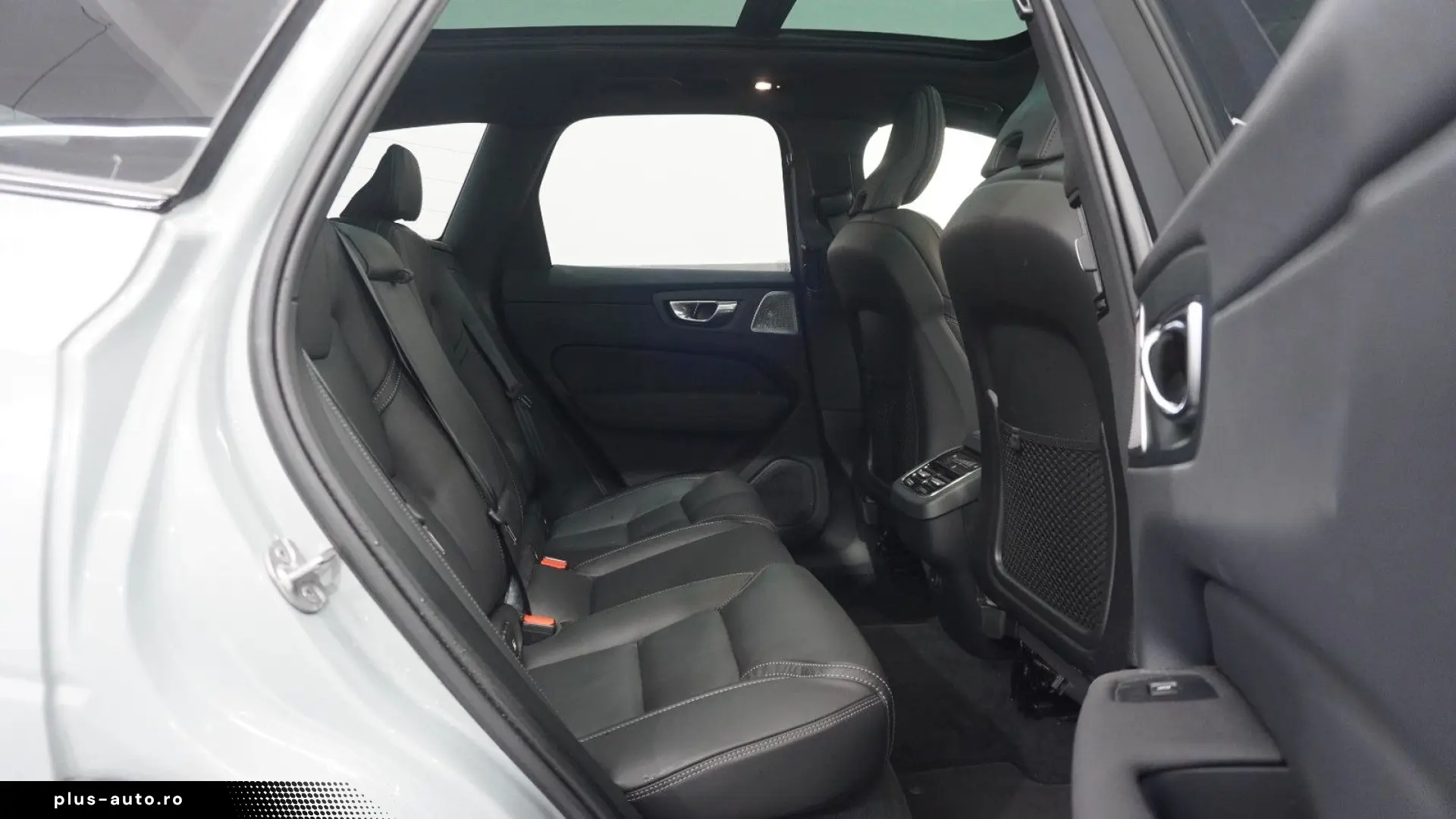 VOLVO XC60 Ultra Black Edition NewMod Pano Massage B&W