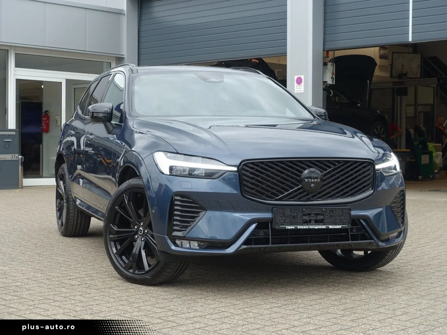 VOLVO XC60 Black Edition Plus B5 AWD HUD PANO AHK 360