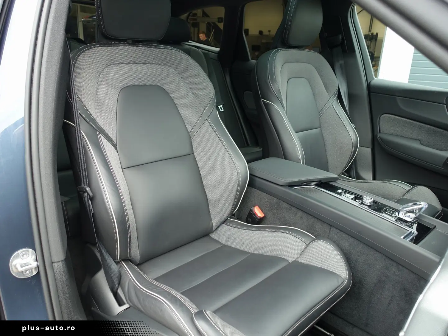 VOLVO XC60 Black Edition Plus B5 AWD HUD PANO AHK 360