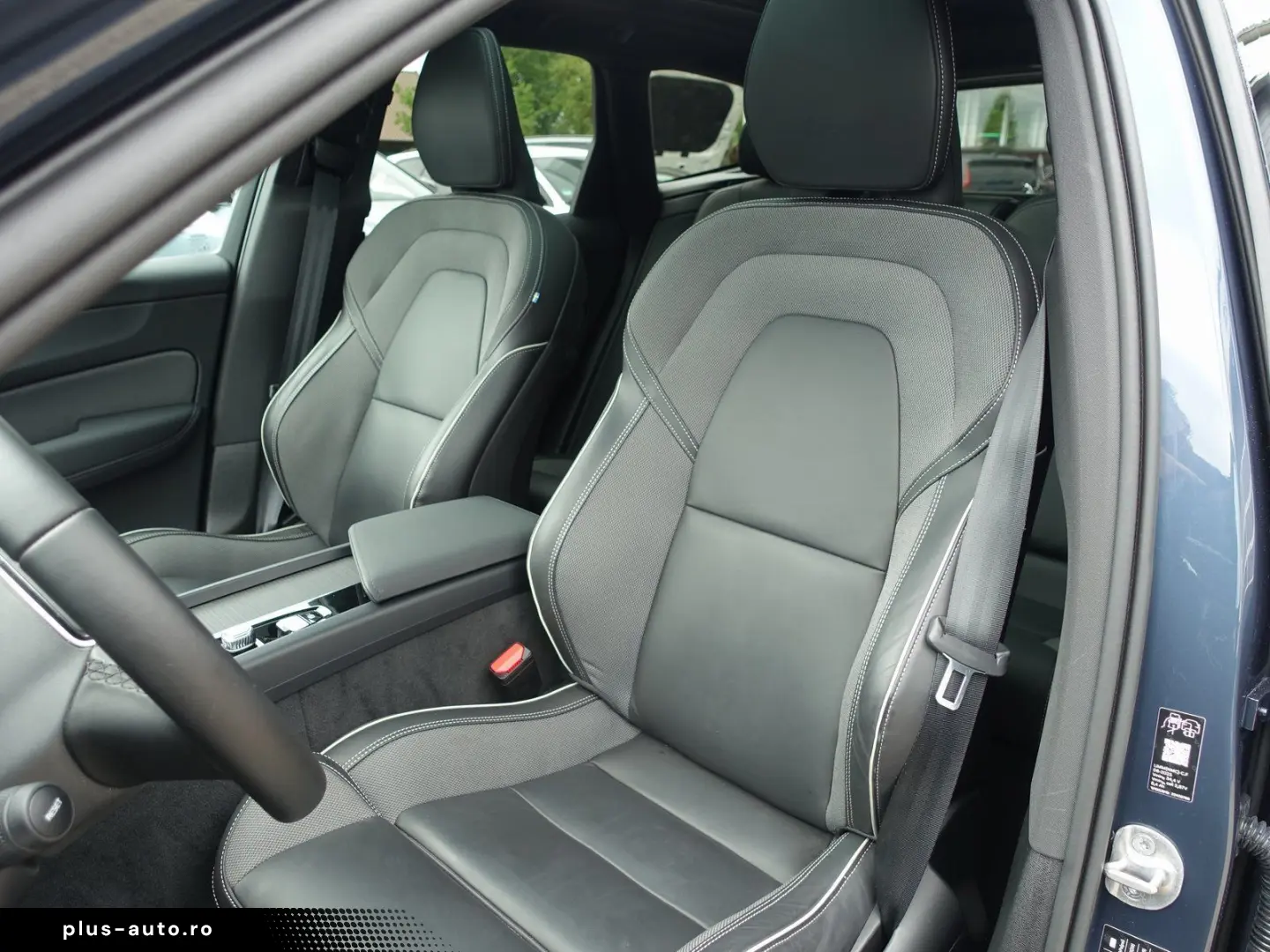VOLVO XC60 Black Edition Plus B5 AWD HUD PANO AHK 360