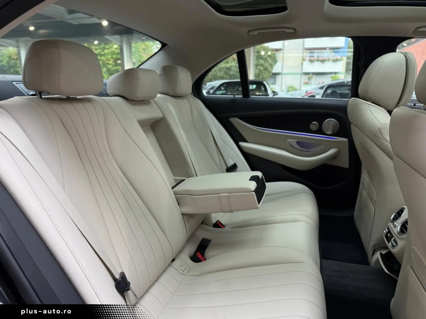 MERCEDES-BENZ E 300 de 4Matic AMG Pano Head-Up Massage 360