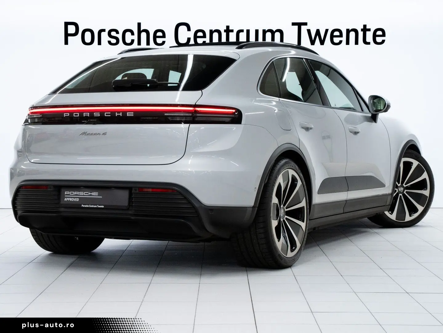 PORSCHE Macan 4