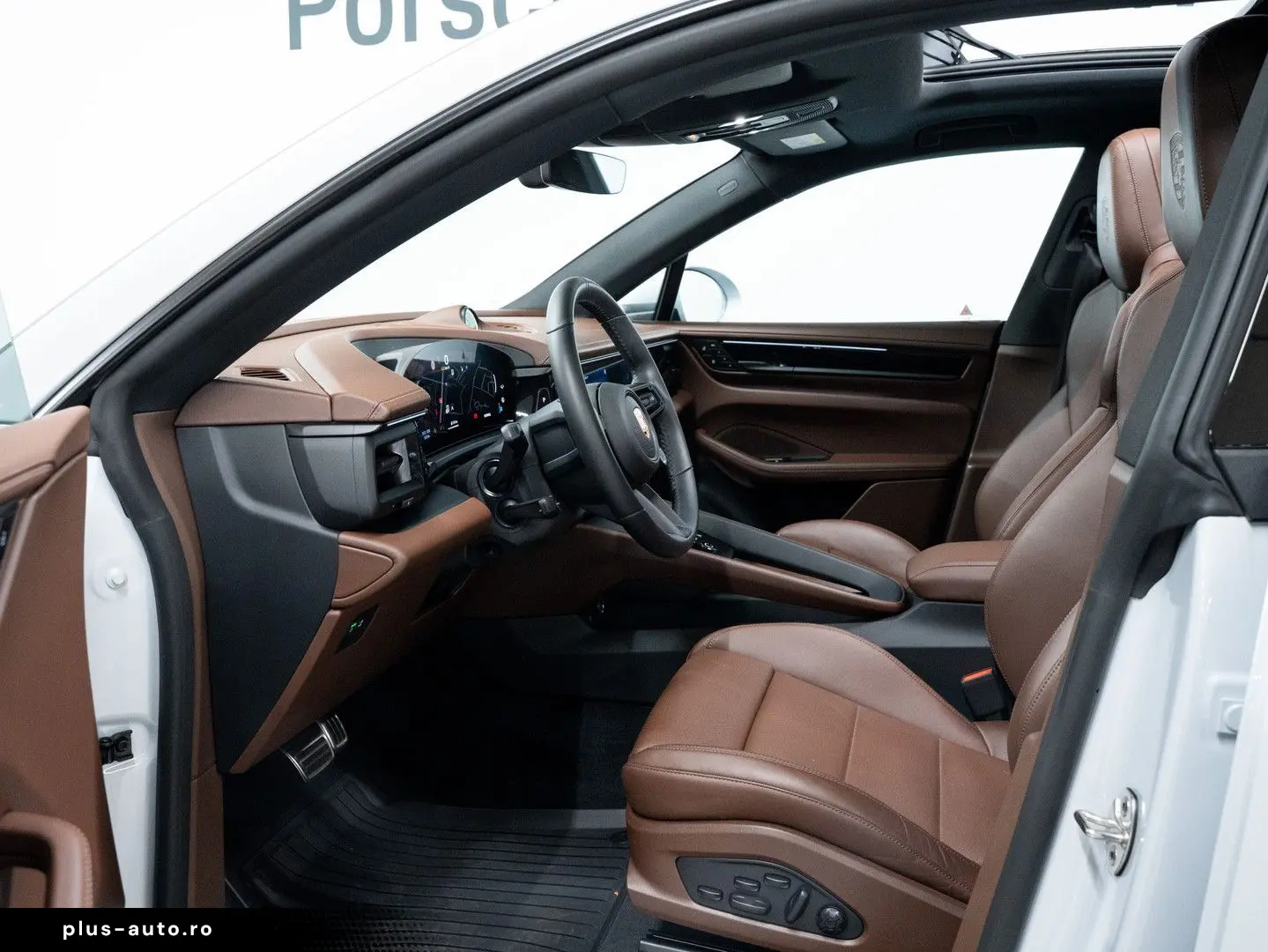 PORSCHE Macan 4