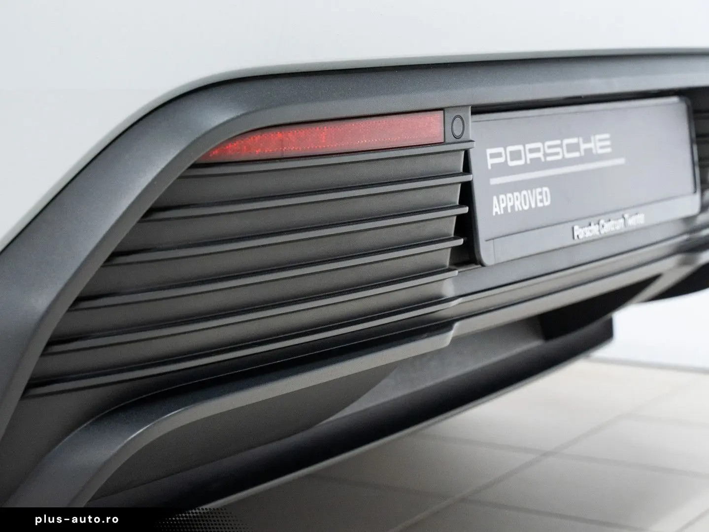 PORSCHE Macan 4