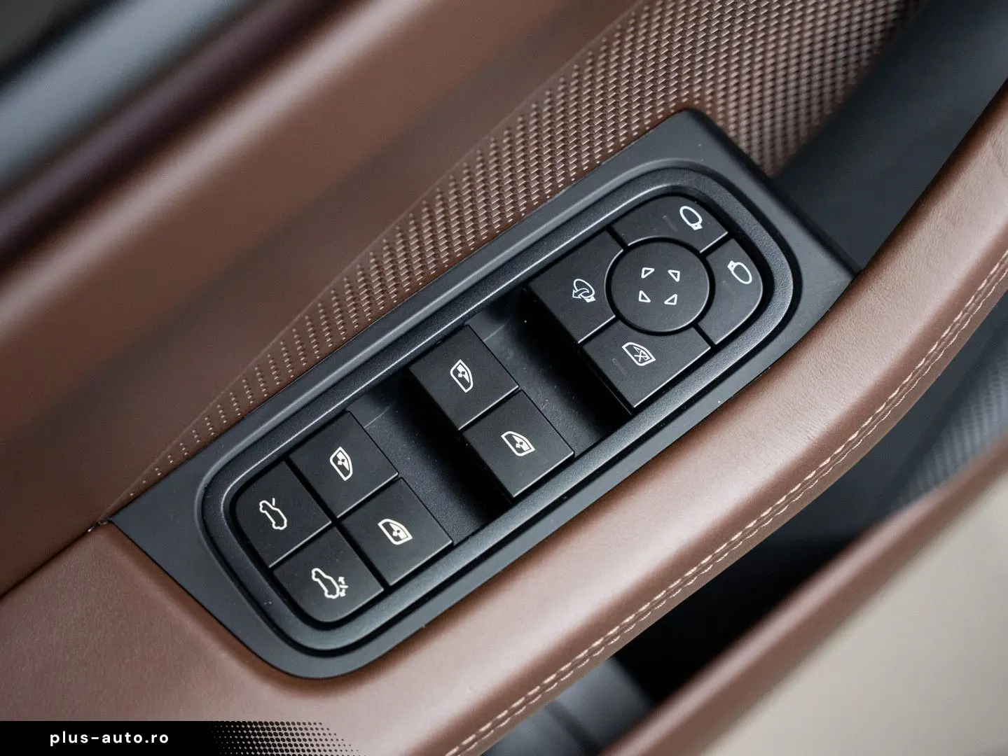 PORSCHE Macan 4