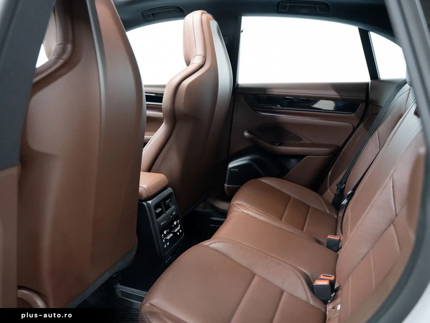 PORSCHE Macan 4