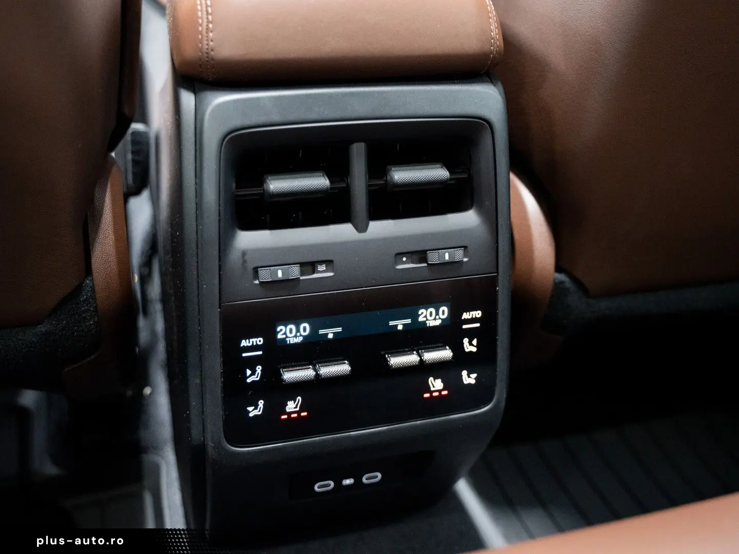 PORSCHE Macan 4