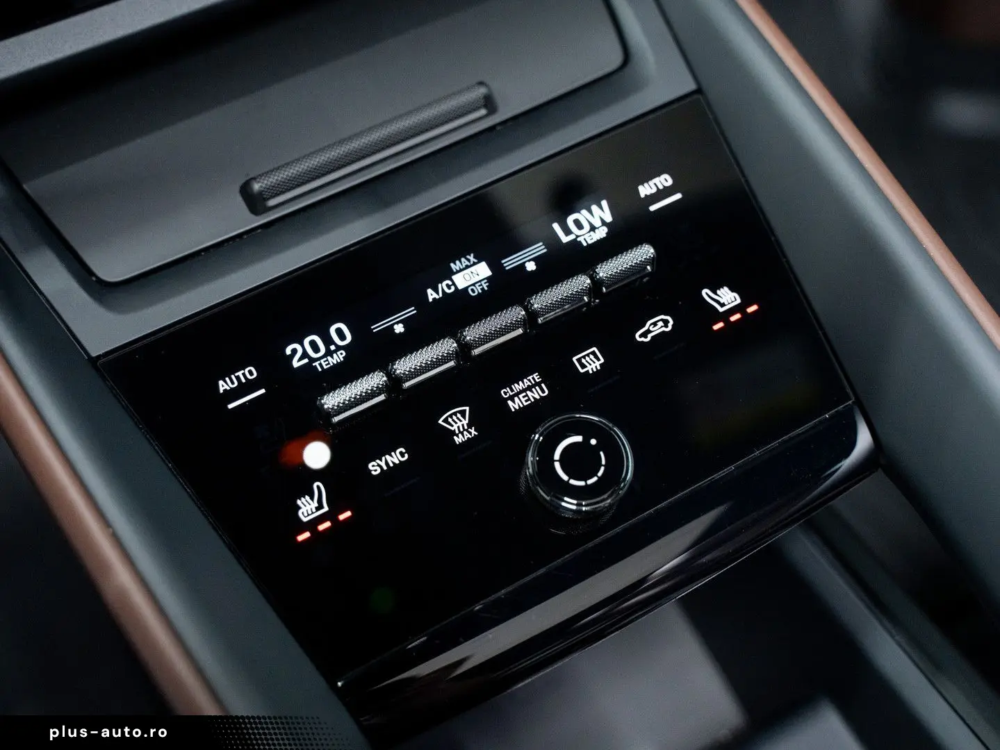 PORSCHE Macan 4