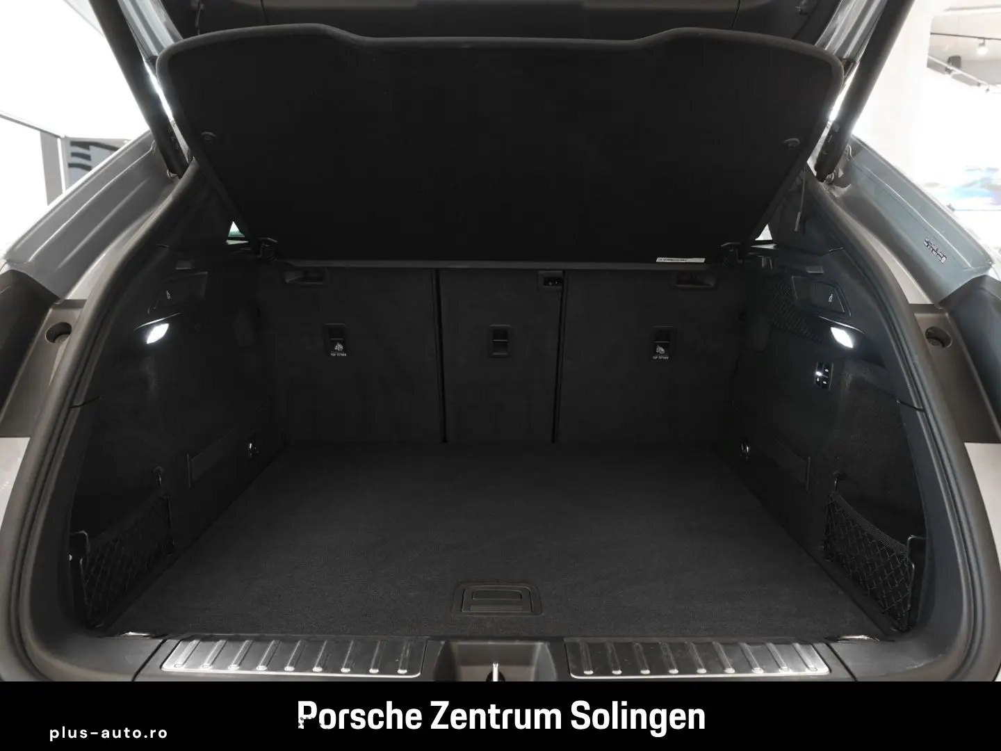 PORSCHE Macan Electric 4S PANO CHRONO LUFT AHK INNO HUD