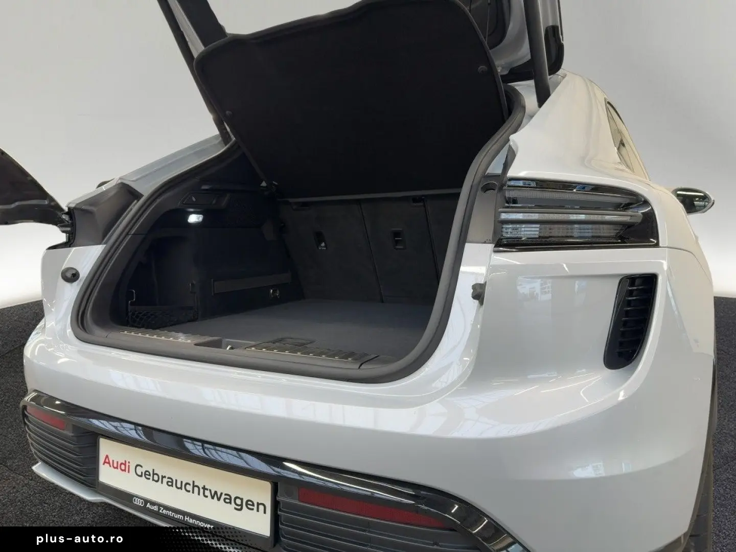 PORSCHE Macan Turbo Electric Matrix Head-Up Pano Kamera