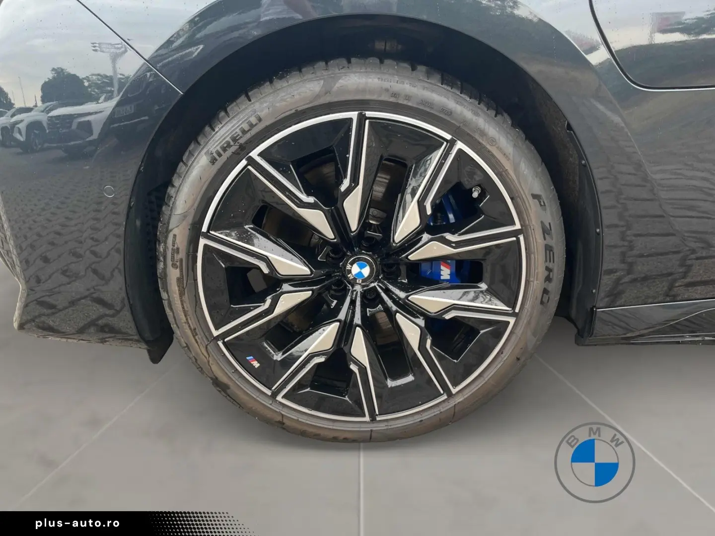 BMW M760e xDrive_Pano_Sky_Executive_Lounge