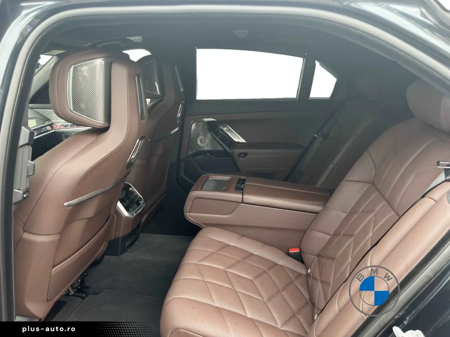 BMW M760e xDrive_Pano_Sky_Executive_Lounge
