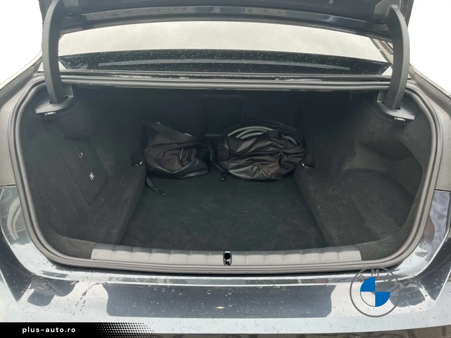 BMW M760e xDrive_Pano_Sky_Executive_Lounge