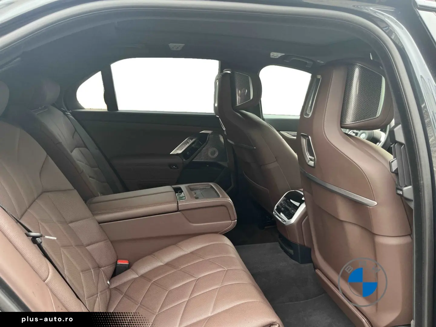 BMW M760e xDrive_Pano_Sky_Executive_Lounge
