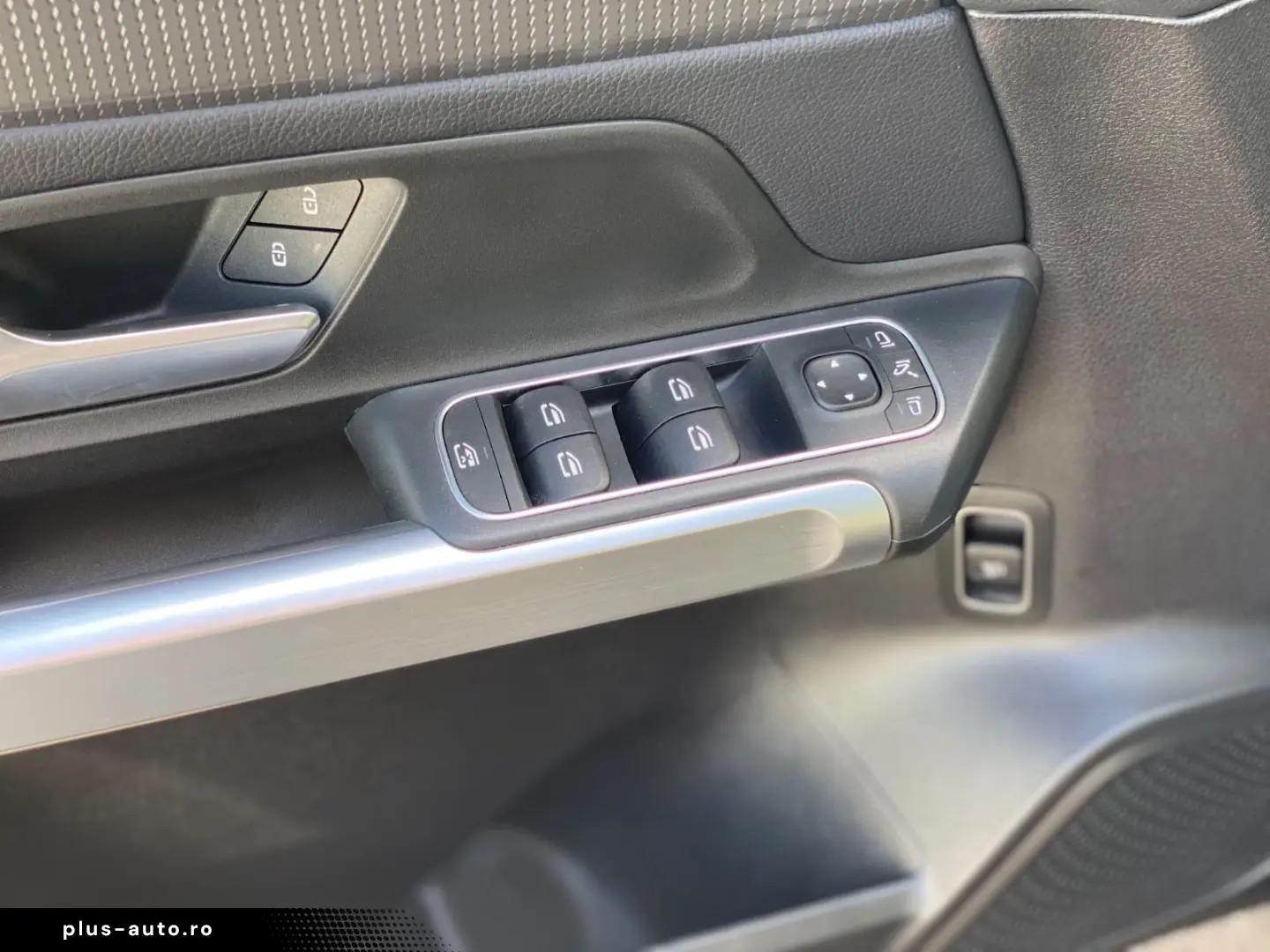 MERCEDES-BENZ GLB 220 D 7-Sitzer Pano LED AHK