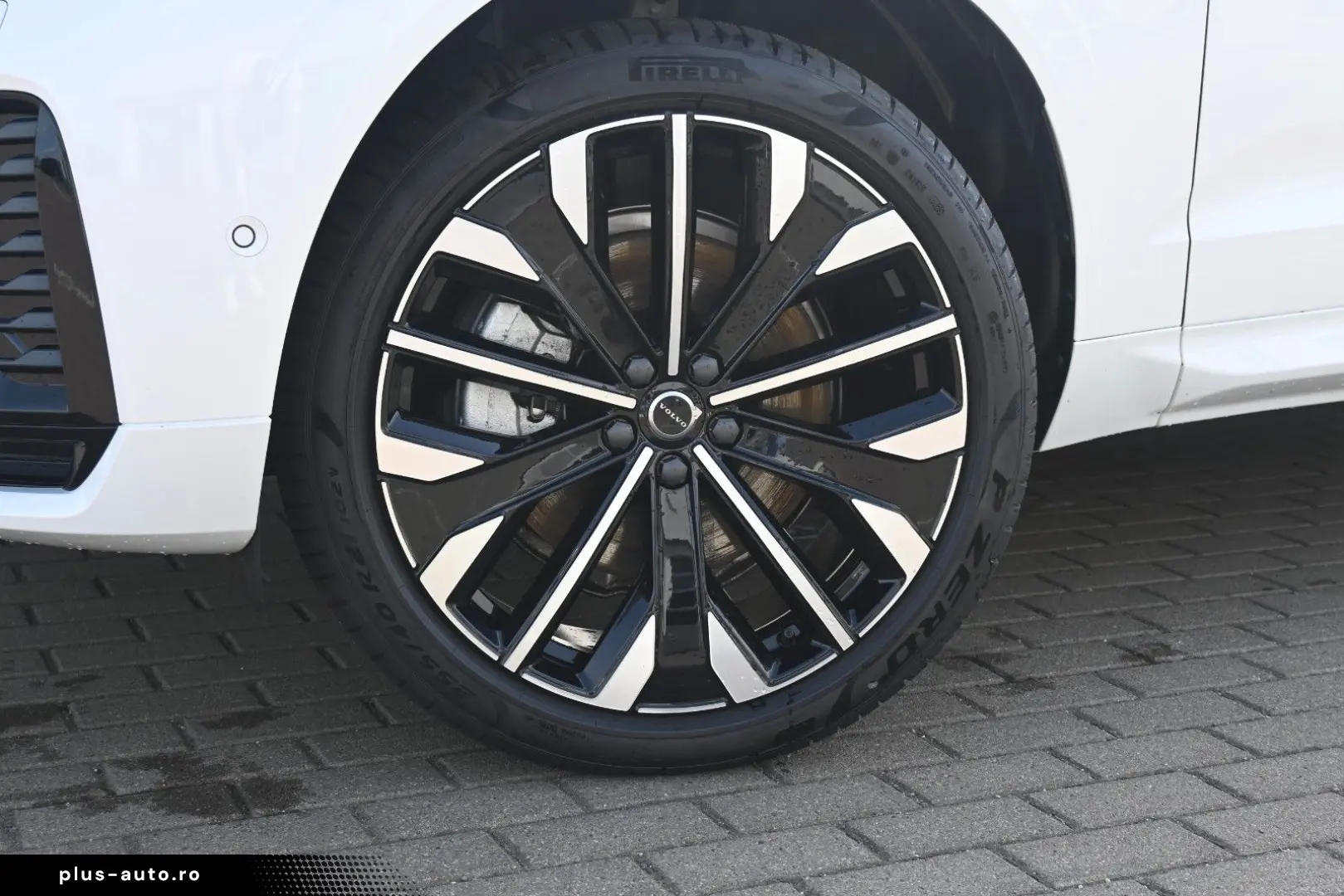 VOLVO XC60 T8 RC AWD Ultra Dark 360 B&W FACELIFT