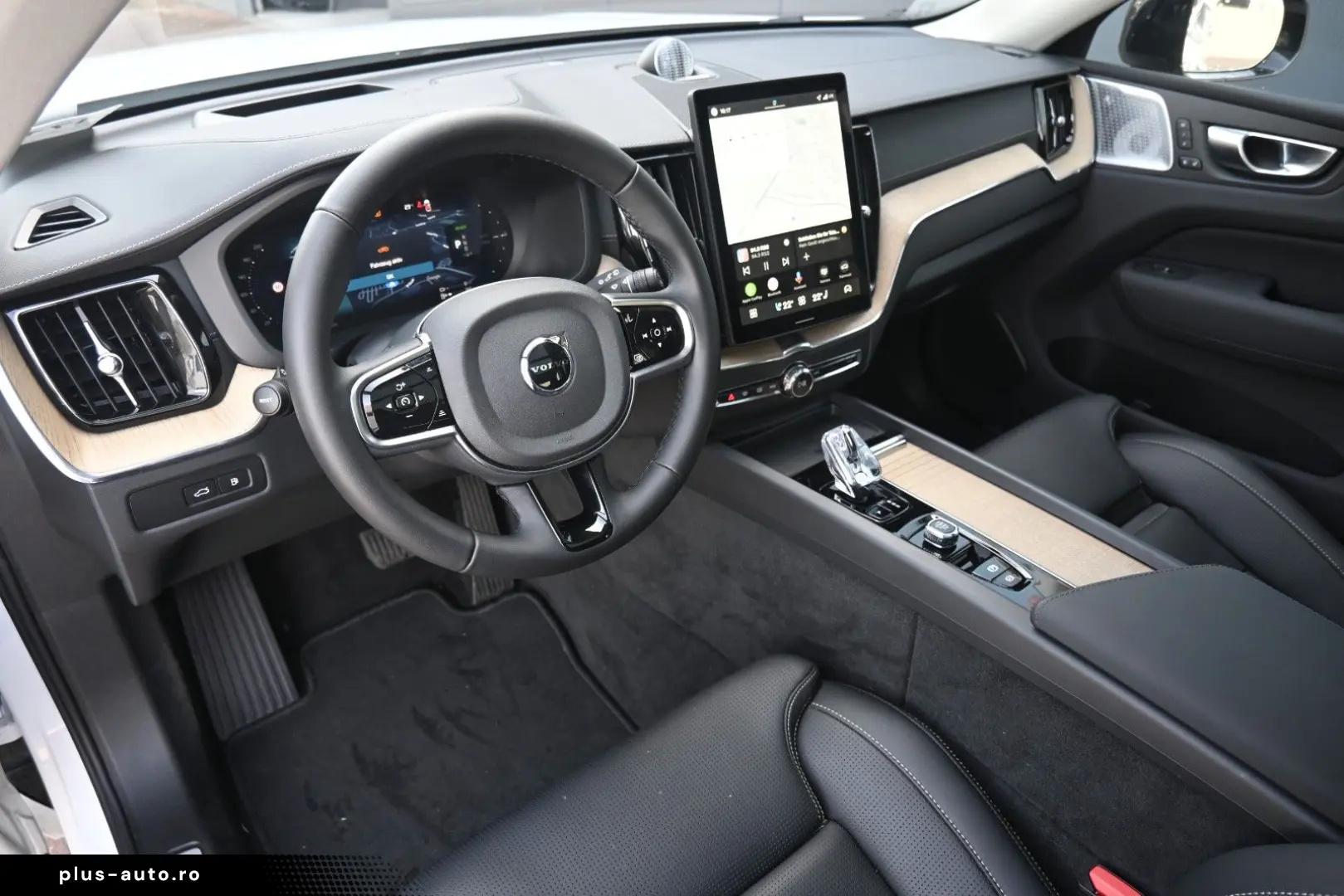 VOLVO XC60 T8 RC AWD Ultra Dark 360 B&W FACELIFT