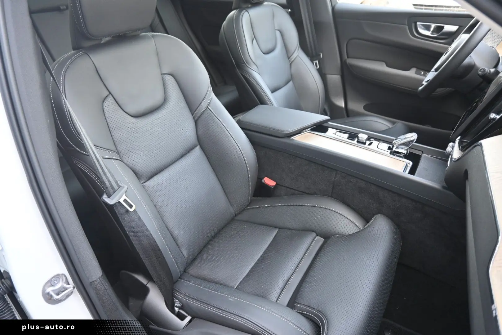 VOLVO XC60 T8 RC AWD Ultra Dark 360 B&W FACELIFT