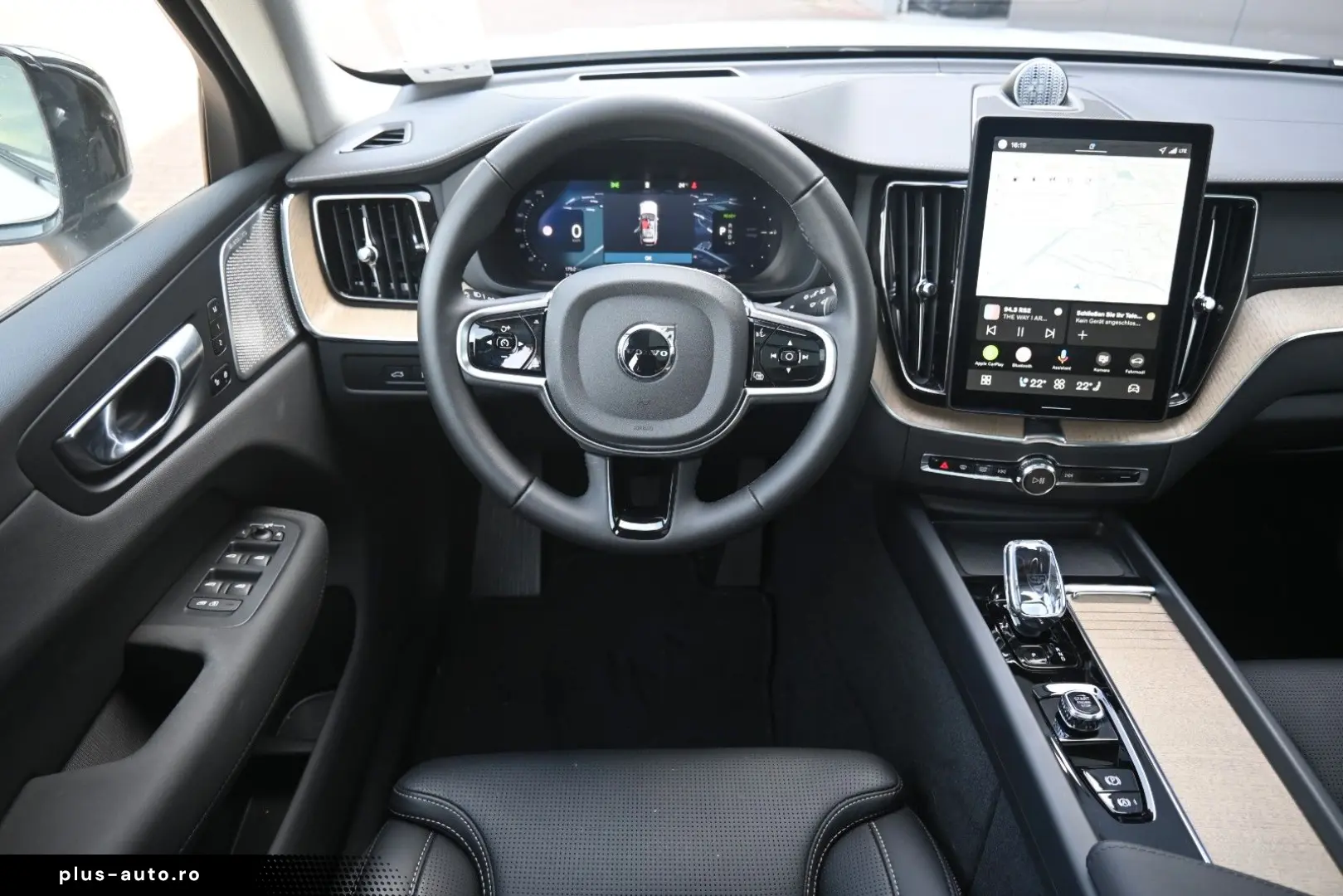 VOLVO XC60 T8 RC AWD Ultra Dark 360 B&W FACELIFT