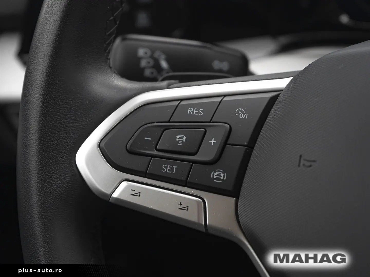 VW Golf VIII Life 2.0 TDI LED Navi ParkPilot App DS