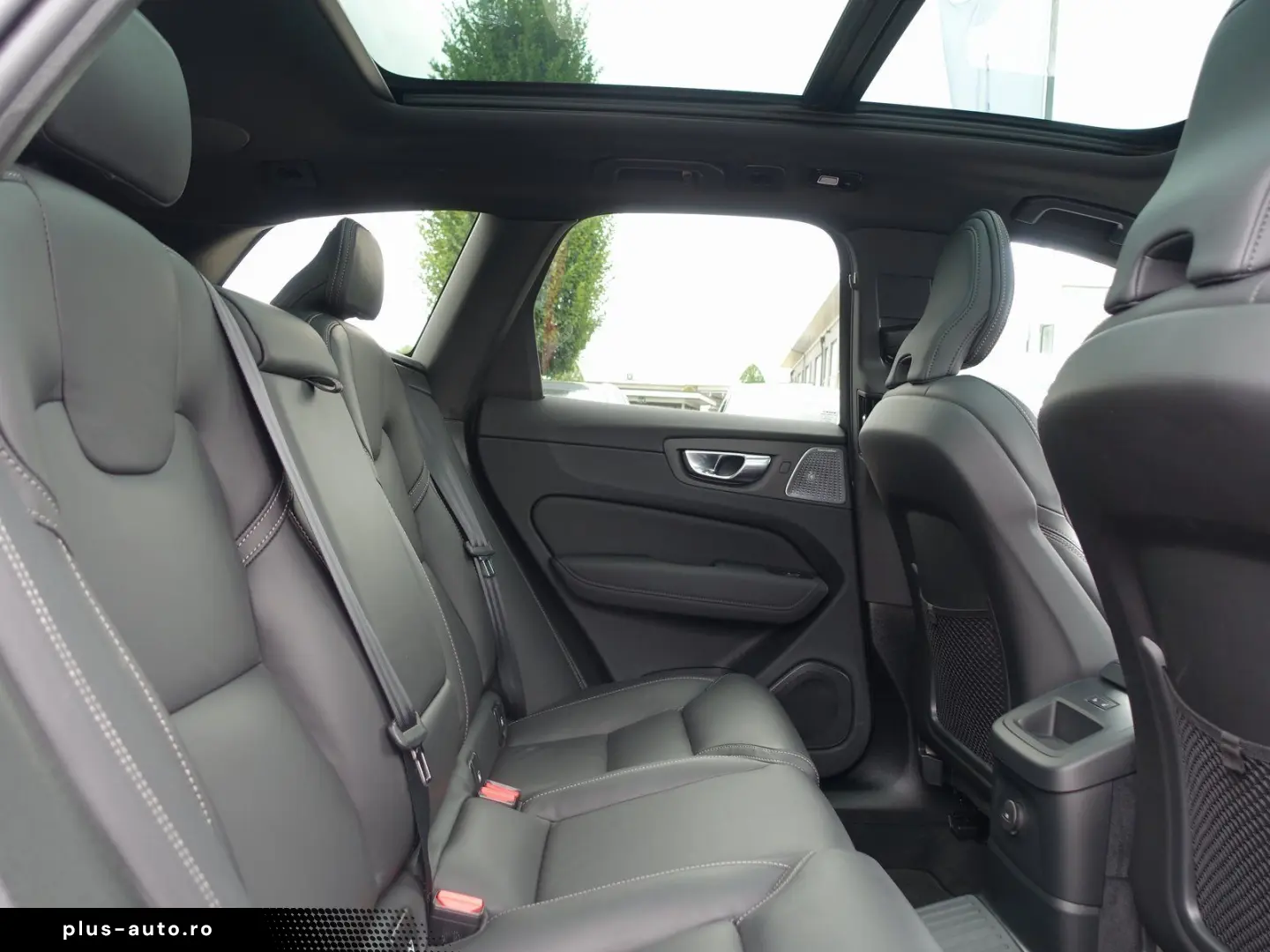 VOLVO XC60 Black Edition Ultra T8 AWD Pano B&W AHK