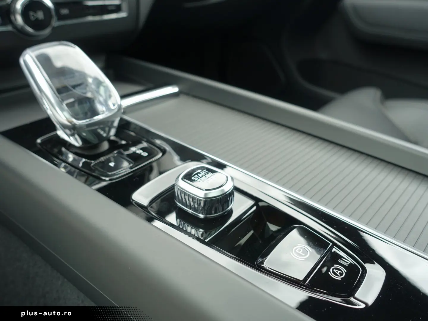 VOLVO XC60 Black Edition Ultra T8 AWD Pano B&W AHK