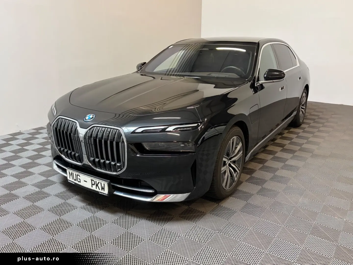 BMW 750e xDrive Excellence 360-B&W-Panorama-