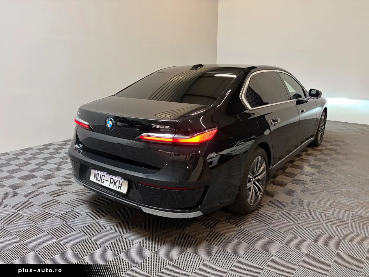 BMW 750e xDrive Excellence 360-B&W-Panorama-