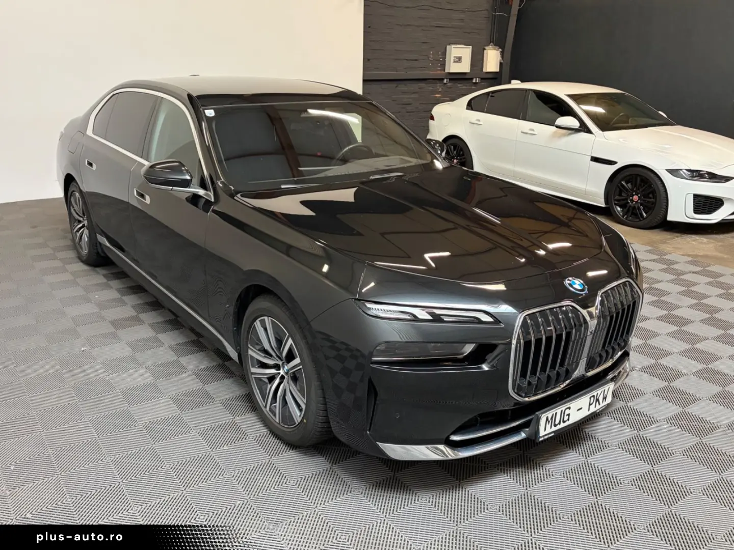 BMW 750e xDrive Excellence 360-B&W-Panorama-
