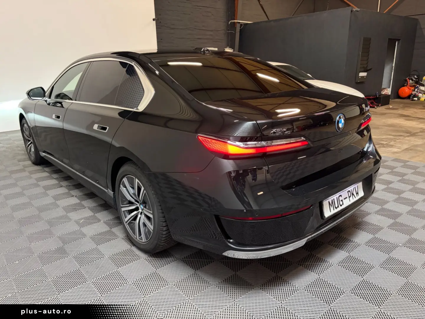 BMW 750e xDrive Excellence 360-B&W-Panorama-