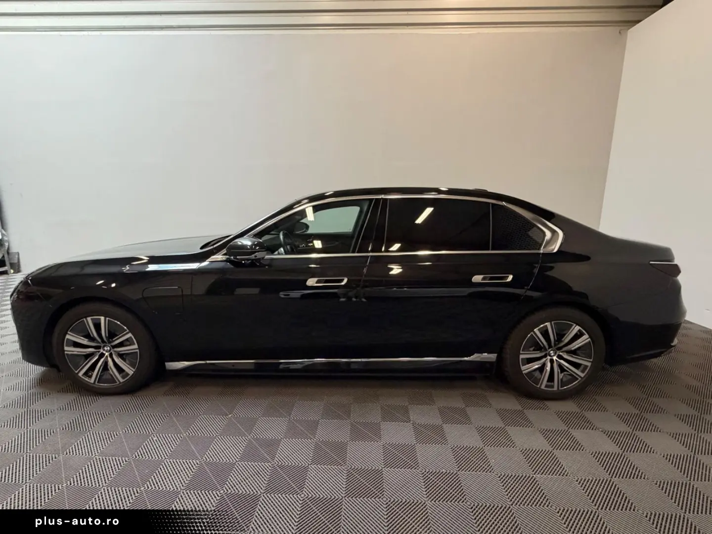BMW 750e xDrive Excellence 360-B&W-Panorama-