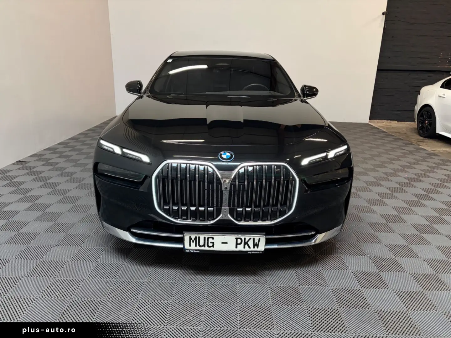 BMW 750e xDrive Excellence 360-B&W-Panorama-