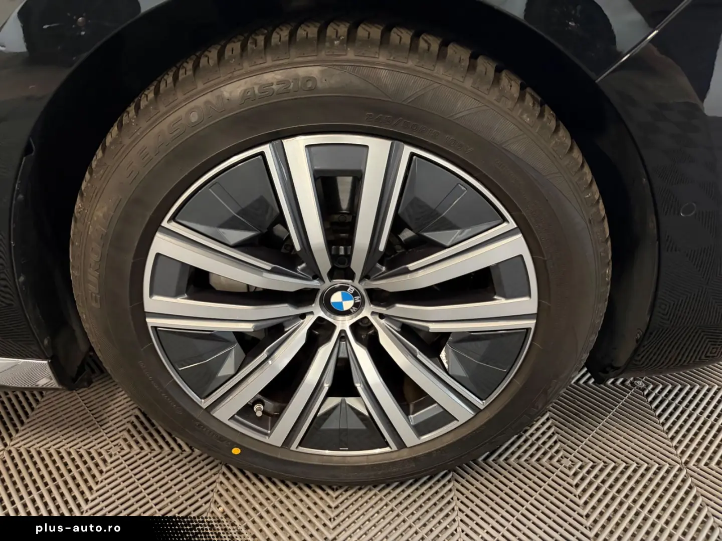 BMW 750e xDrive Excellence 360-B&W-Panorama-