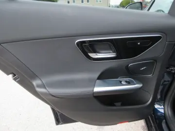 MERCEDES-BENZ C 200 Avantgarde 9G LED Navi 360  Nigh…
