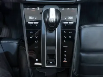 PORSCHE Macan 2.0L