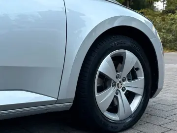 SKODA Superb 2.0 TDi Lim. DSG