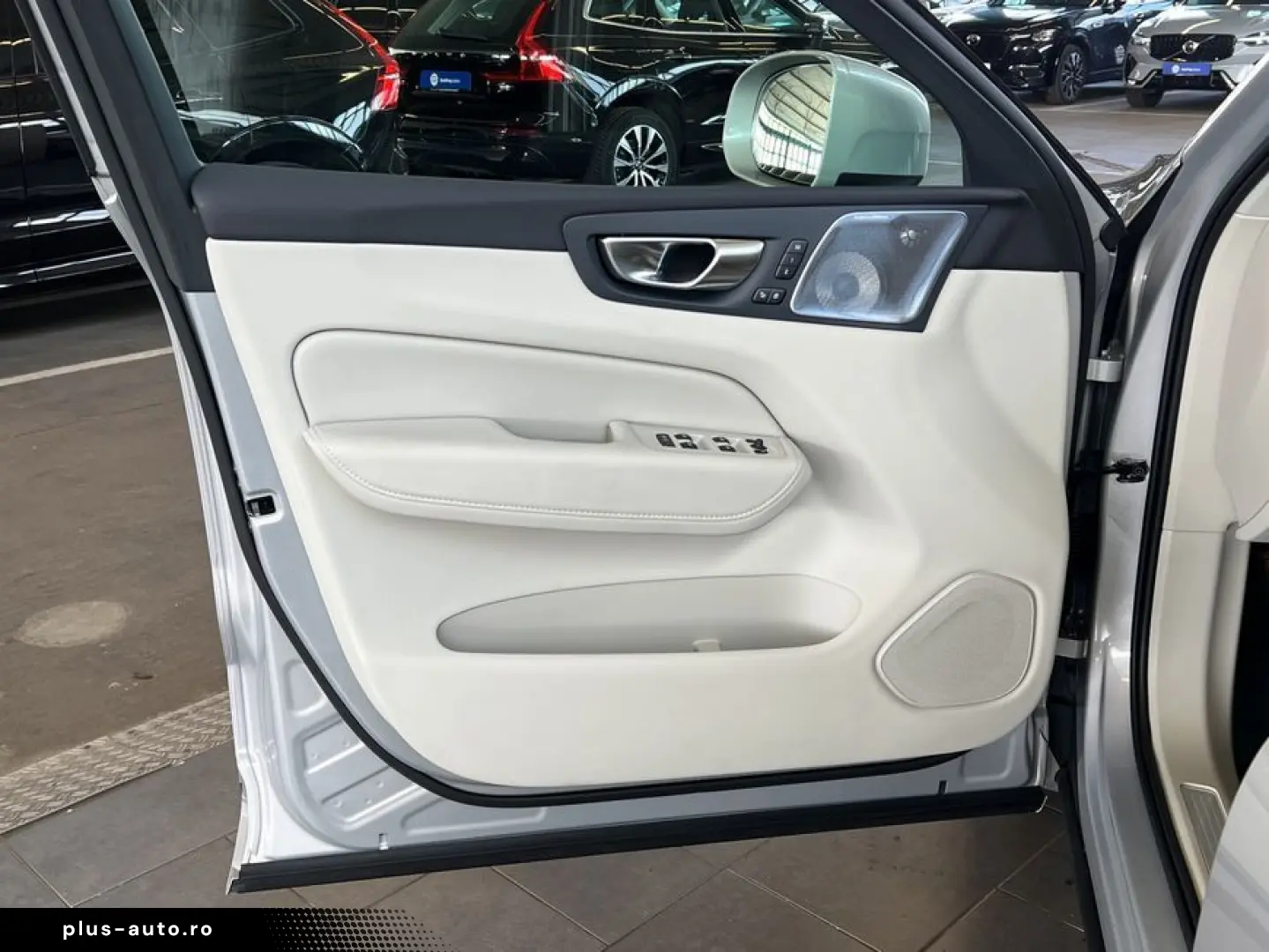 VOLVO XC60 T6 AWD Plug-in Hybrid Ultra-Bright Massages
