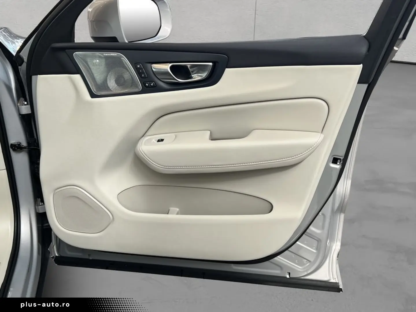 VOLVO XC60 T6 AWD Plug-in Hybrid Ultra-Bright Massages