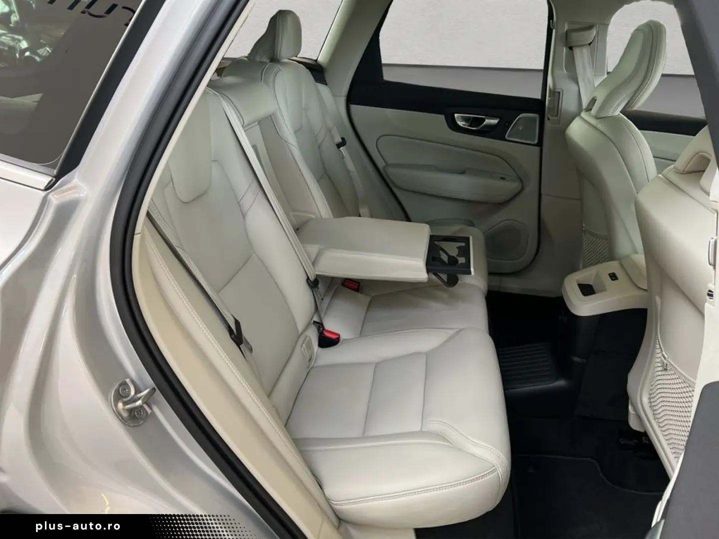 VOLVO XC60 T6 AWD Plug-in Hybrid Ultra-Bright Massages