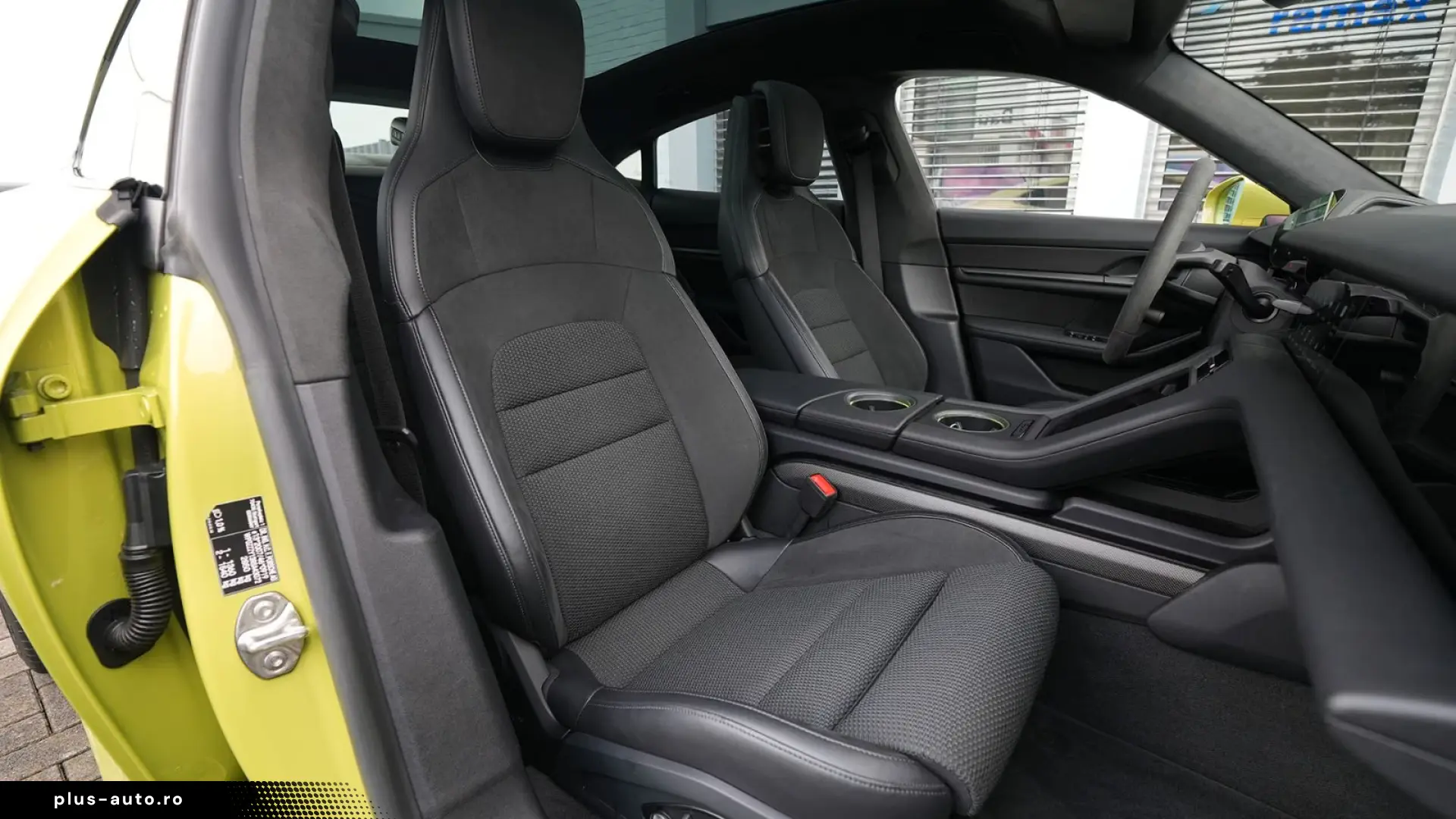 Porsche Taycan 4 GTS PTS PERIDOT-MY24-ACC-PANO-MASSSAGE