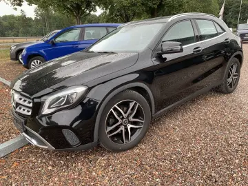 MERCEDES-BENZ GLA 180 Autom
