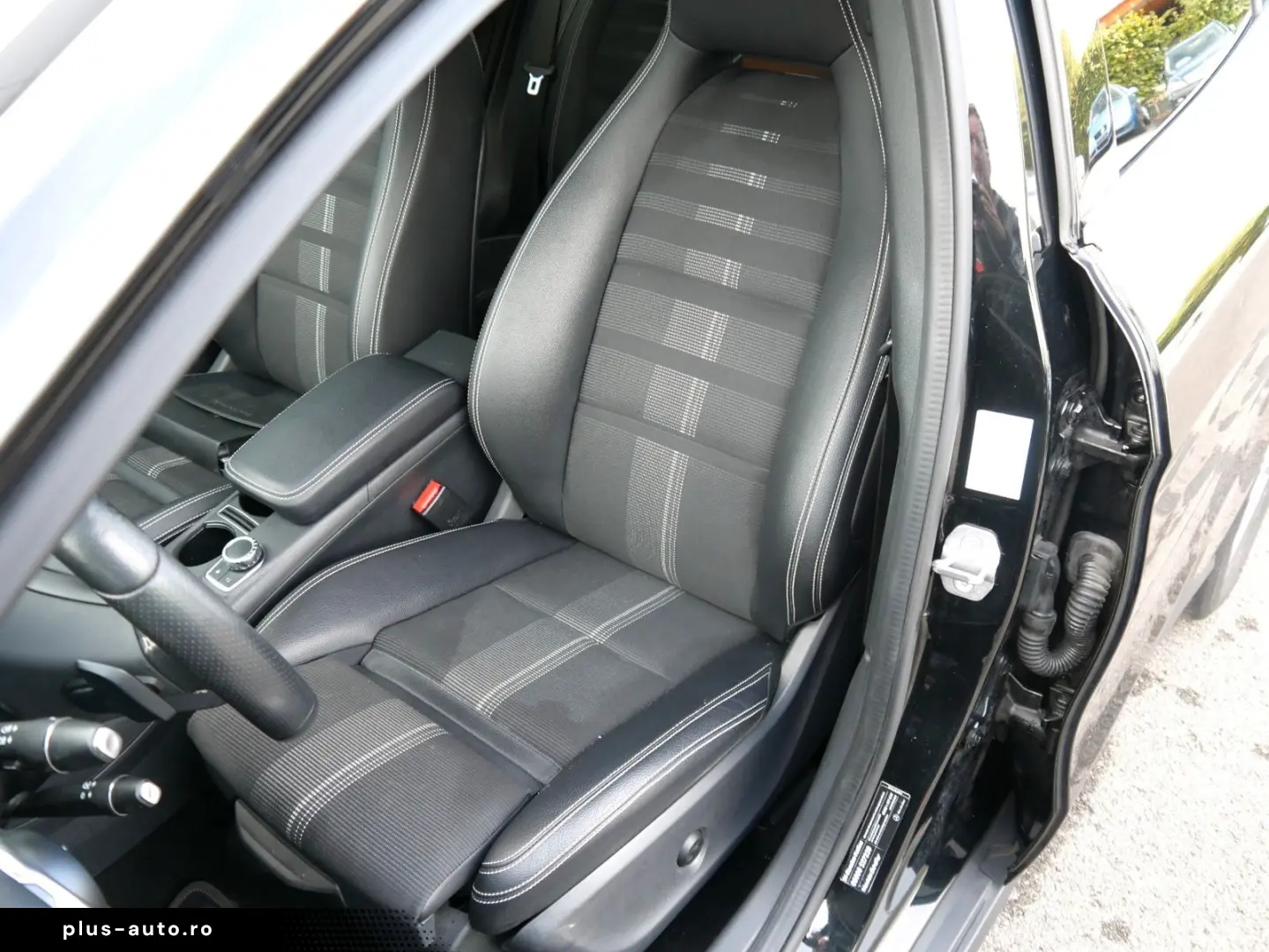 MERCEDES-BENZ GLA 180 URBAN NAVI LED MEMORY RFK AHK