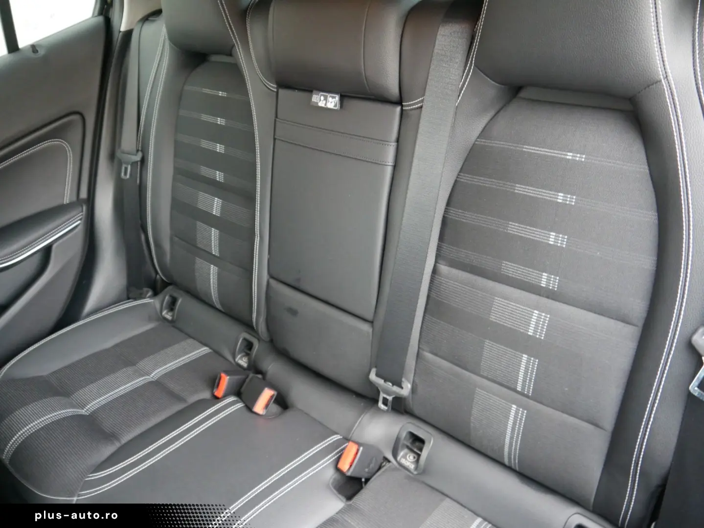 MERCEDES-BENZ GLA 180 URBAN NAVI LED MEMORY RFK AHK
